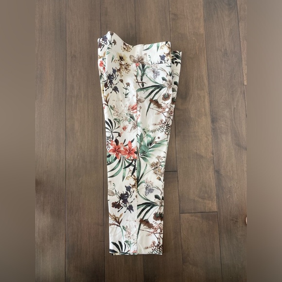 Laura/ pettiness/ Tropical Print Pull-On Capris Host Pick ⭐️ - Picture 6 of 8